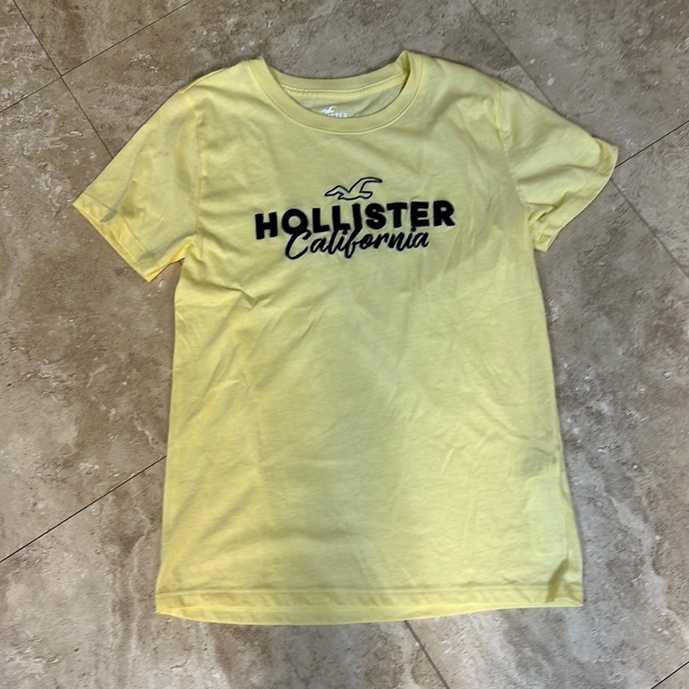 A new without tags light yellow Hollister T-shirt